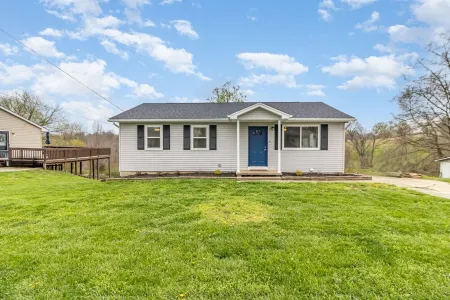 3 Miles from the ARK! 3 bedroom Home in Williamstown with Game Room!