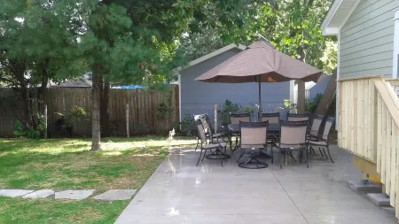 Downtown Lake Geneva Sleeps 14 Отели рядом с достопримечательностью «Galena Garlic Company»