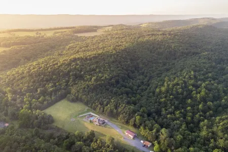 Secluded Cabin, Sleeps 20-Pickleball, Pool&Hot Tub