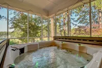 Luxury Golf Simulator, Golden Tee, Shuffleboard, Hot Tub and Stunning Views!