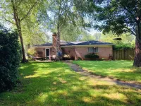 Maple Tree House - 3 miles from stadium, tucked away from traffic