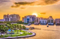 Coastal Retreat 3/2 Near Beaches & Downtown