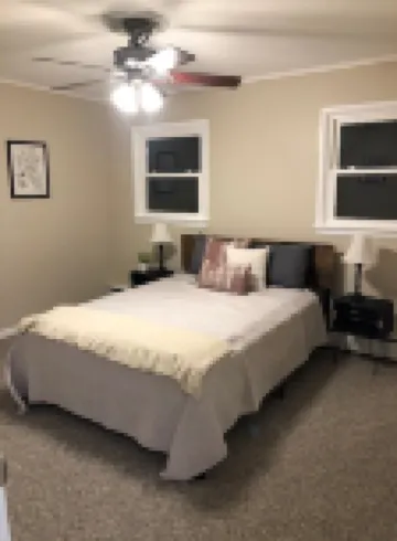 Cozy cottage with pool, walking distance to lake