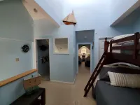 Villa & Boathouse on quiet bay with marina acess- short walk or bike to Alex Bay  호텔