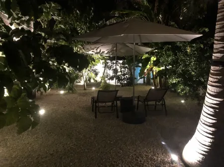 Tiki Penthouse overlooking tropical garden! Relax without the Boca Grande prices