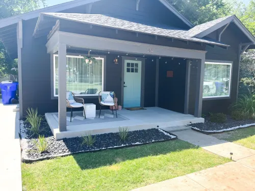 Bungalow walking distance to Norman's downtown Main Street