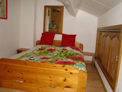 Lovely air conditioned holiday pavilion in a beautiful mature park