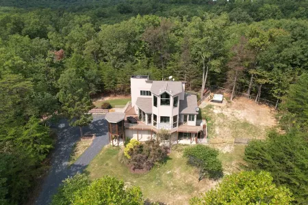 Gorgeous getaway: 10 private acres w/ Hot Tub in GW forest near Shenandoah River