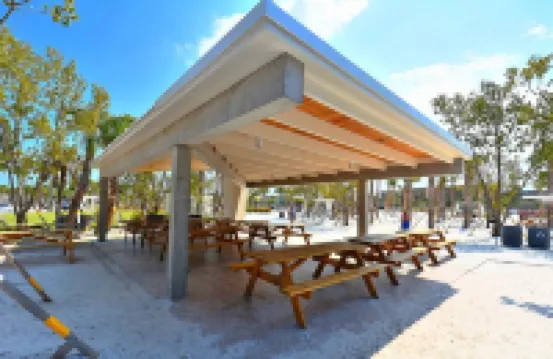 Steps to Siesta Beach / Chic Studio / Pool & Patio