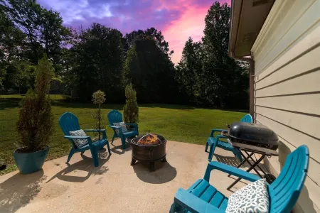 Close to Trilith & Airport! Fenced yard! Walk to shops!