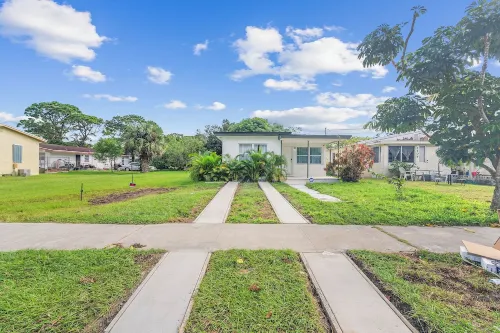 Fully Remodeled 3 bed 1 bath Minutes From The Beach with Retro Arcade! Hotels in Fort Pierce