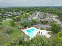 unFOREgettable 19th hole - steps from the Country Club, Golf & Pools - Pets OK! Hotels in Diamondhead