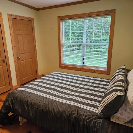 Big Sky Cabin! Hot Tub! on the Wine Trail! Fire Pit! Pool Table! Large Deck!