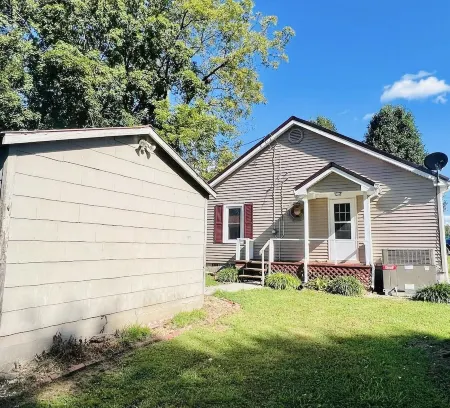 Charming 2-bedroom bungalow with WiFi, AC in serene Cave City.