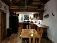 Spacious Yet Cozy, Newly Remodeled Home Steps Away from the Surf Ballroom. クリア・レイクのホテル