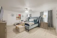Houston/IAH Escape: Free Parking, Wi-Fi, Sleeps 14, & 10 mins from IAH Hotel dekat Cypress Trails