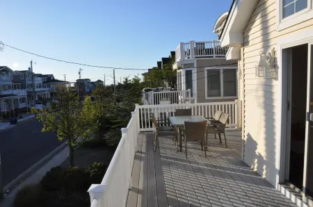 Sea Shore Home! Steps away from beach, boardwalk and entertainment. Отели в г. Авалон