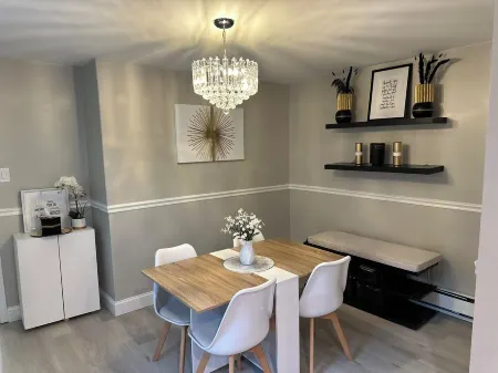 Newly Renovated Luxury 2-BD 2-BA house, AC, WiFi. Mins to NYC, EWR, Newark Distr