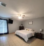 Newly Remodeled, Family Home, Near Interstate Creole Nature Trail Adventure Point附近的飯店