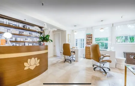 King Bed Mermaid  Suite , free parking, heart of Palm Beach Отели в г. Палм-Бич