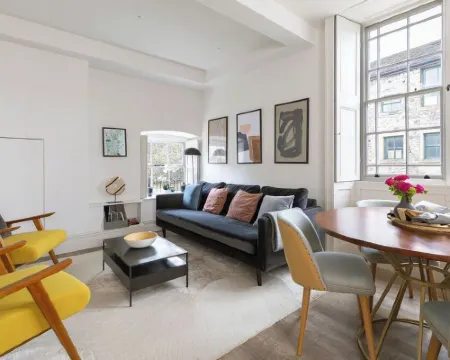 Beautiful, stylish ground floor Georgian apartment 클리데로 호텔