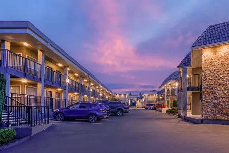 Best Western Plus Burnaby Hotel Отели рядом с достопримечательностью «Университет Саймона Фрезера»