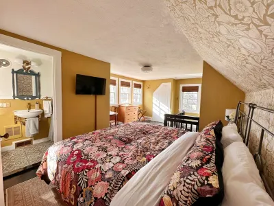 Historic Luxury! Pet OK! 1 Mile to Beach! Patio-Firepit-2KingSuites Hotels near Point of Rocks Landing Beach