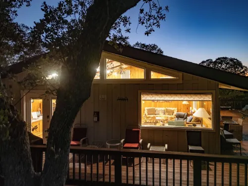 Treetop Villa, Charming cottage on 100 acres with WiFi and AC in serene Mariposa