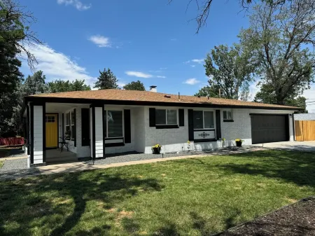 Huge Ranch Home with 2 game rooms!  Enjoy shuffle board, Ping Pong & Hot Tub Отели рядом с достопримечательностью «Библиотека Хай Плейнс Лайбрари Дистрикт Сентенниал Парк»