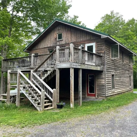 Garagemahal! Trails and Waterfalls Right Out the Door, Forested and Quiet.
