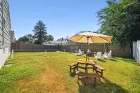 Marine Theme - 4 BR - Backyard - Fire pit Hotels in Bridgeport