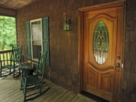 COOL COTTAGE AT 4800 FT  SLEEPS 8. GOOGLE MAP IS NOT CORRECT 10 MILES TO B ROCK Hotels in Blowing Rock