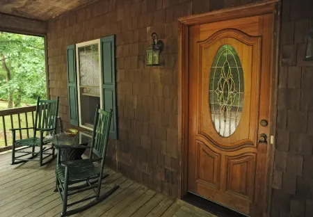 COOL COTTAGE AT 4800 FT  SLEEPS 8. GOOGLE MAP IS NOT CORRECT 10 MILES TO B ROCK Отели в г. Blowing Rock