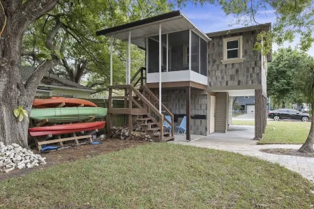 Weeki Wachee Pirate House Отели рядом с достопримечательностью «Уики Уэши Спринг»