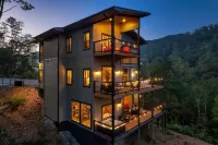 LUX Modern Cabin-VIEW- Privacy-Hot Tub-Heated Pool-Fire pit-Game room-Sleeps 20+
