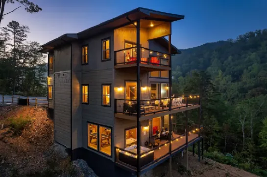 LUX Modern Cabin-VIEW- Privacy-Hot Tub-Heated Pool-Fire pit-Game room-Sleeps 20+