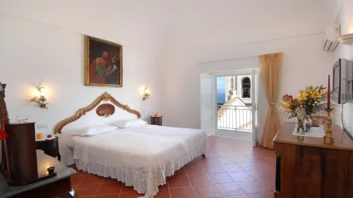 Villa on the Amalfi Coast with large garden overlooking the sea