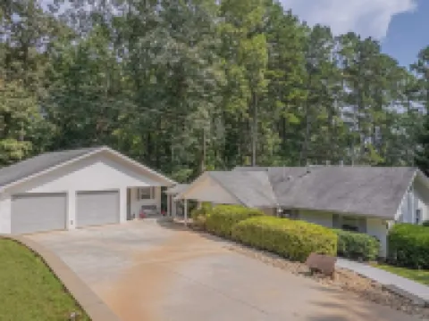 Lake Hartwell - House w/dock, screened in porch and firepit Hotels in Stephens County