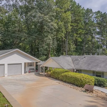 Lake Hartwell - House w/dock, screened in porch and firepit