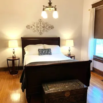 Beautiful Craftsman home near C-Street for you and your pets!