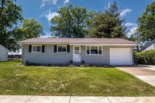 1 Mile to Lake, CLEAN, Private Yard, Fireplace, Memory Foam, Parking, Netflix