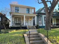 THE HISTORIC VICTORIAN HIDEAWAY - WITH SKYLINE VIEWS!! BEST LOCATION IN UPTOWN!!