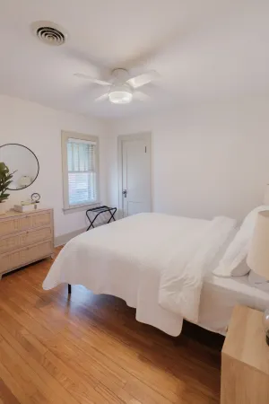 Elegant Family/Pet Friendly Cottage in Coveted Clark Park Отели рядом с достопримечательностью «Weston Hall»