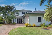 Private pool and jacuzzi oasis; walk to the beach, golf, restaurants, shopping