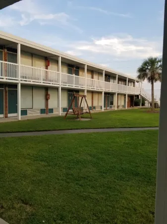 Poolside Ground Floor Studio Unit #125. Just a few steps to the ocean :)