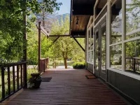 Chalet Rivière 2-bedroom cabin with AC and WiFi in Gold Bar Hotels in Baring