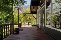 Chalet Rivière 2-bedroom cabin with AC and WiFi in Gold Bar