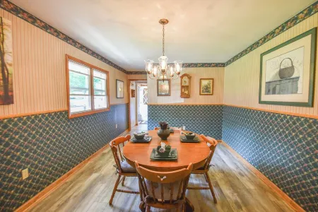 Rustic Hills Retreat...a scenic home on beautiful lake front property. Отели в г. Branch County