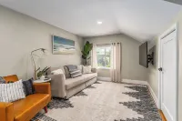 The Loft on 13th~Modern & Cozy!