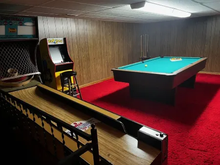 Groovy 1970s Home in central Indiana with basement full of entertainment! Отели в г. Hamilton County